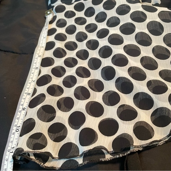 New York City Design Co. EUC size 22/24W white with black dots. V-neck & has tie - Picture 11 of 11